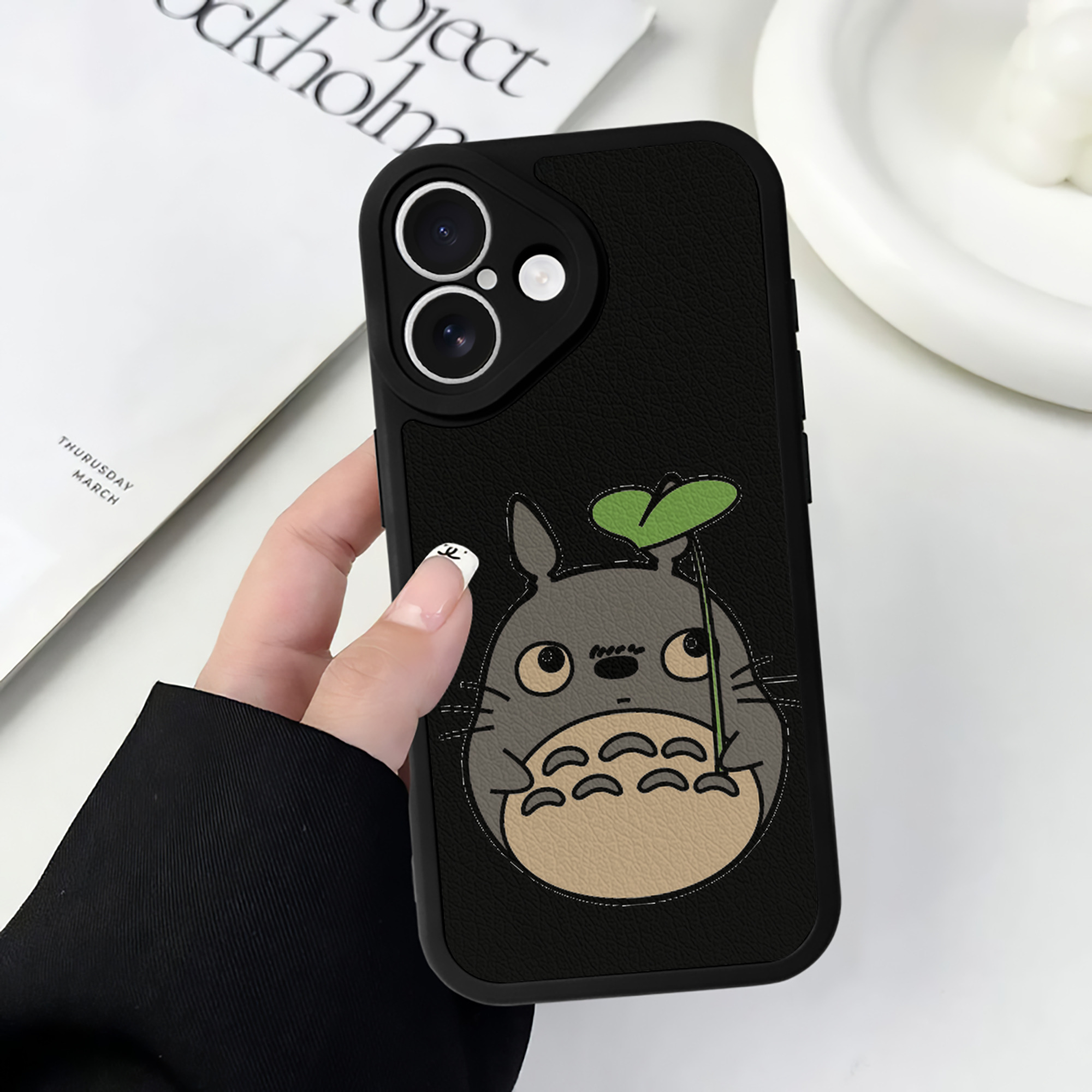 （画像用） となりのトトロ 草壁メイ 草壁サツキ My Neighbor Totoro Satsuki Kusakabe Mei Kusakabe 【iPhone 16シリーズ対応】シリコンスマホケース（レザー調） 材質：シリコン